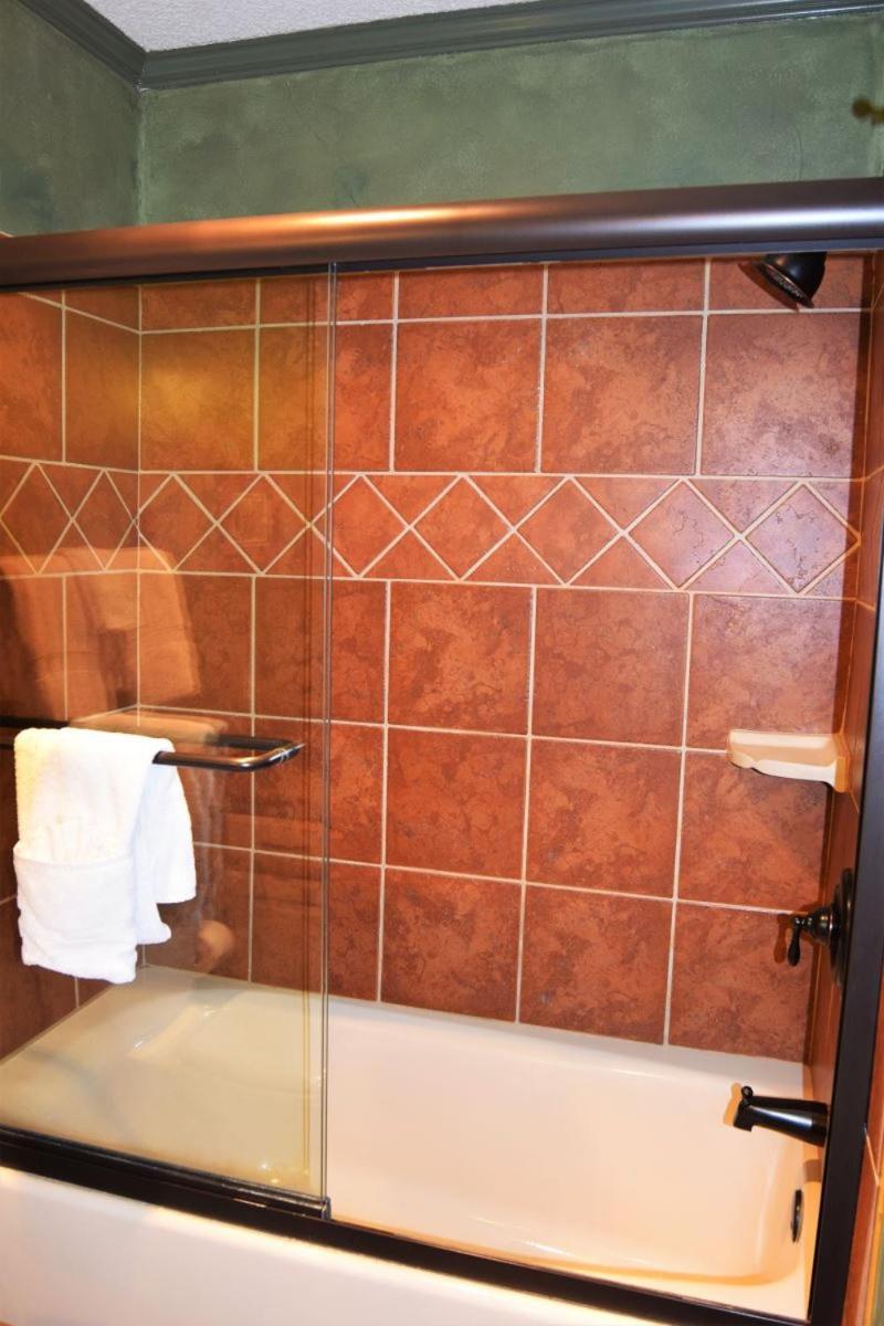 Claim Jumper Townhouse 16 - On The River - Across From The Fishing Ponds - In Town - Near The Ski Area - Fireplace - Wifi - Sate Red River Eksteriør billede