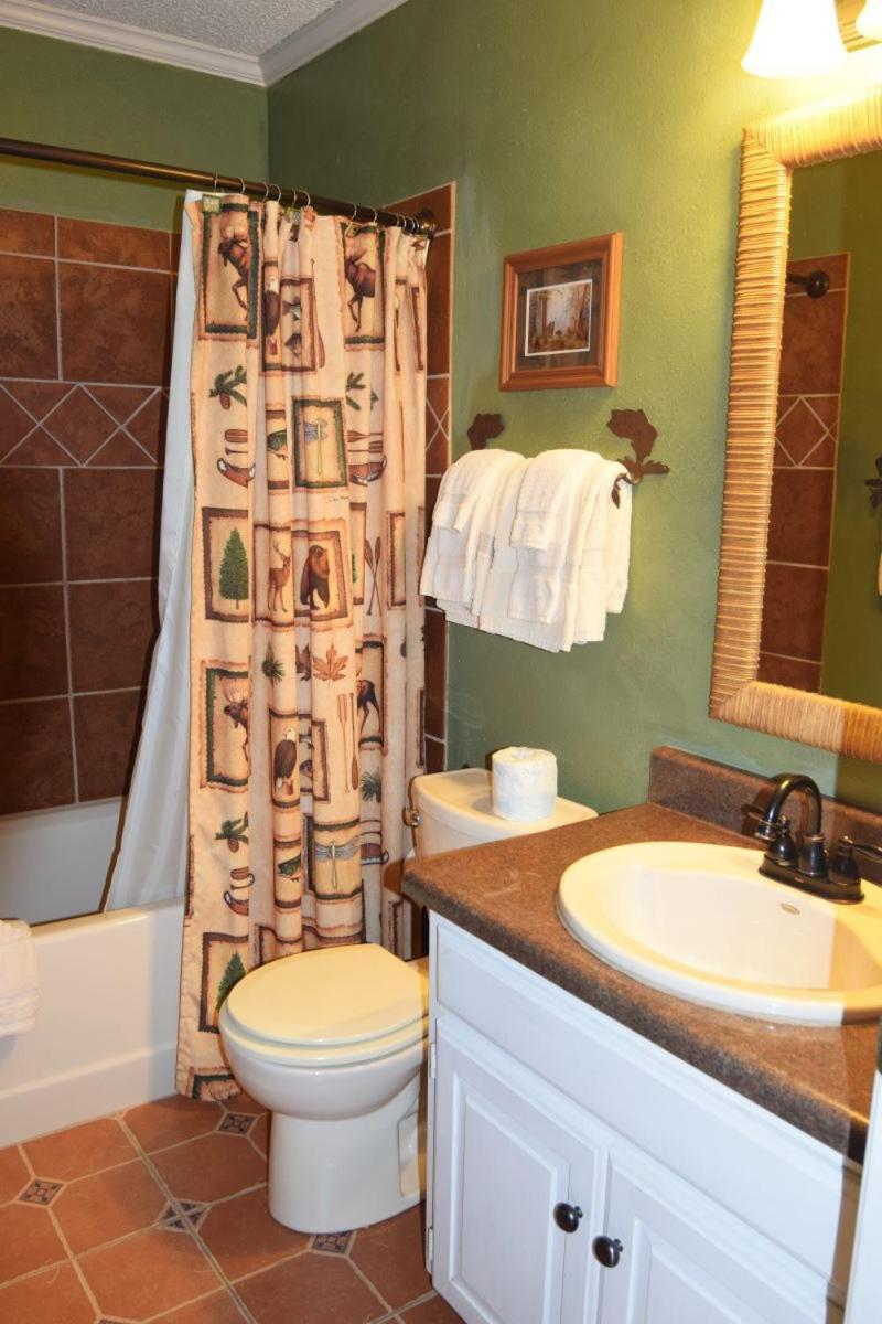 Claim Jumper Townhouse 16 - On The River - Across From The Fishing Ponds - In Town - Near The Ski Area - Fireplace - Wifi - Sate Red River Eksteriør billede