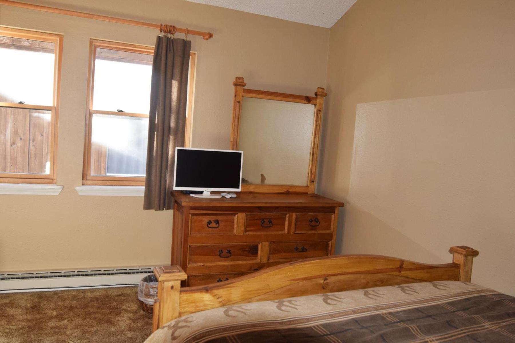Claim Jumper Townhouse 16 - On The River - Across From The Fishing Ponds - In Town - Near The Ski Area - Fireplace - Wifi - Sate Red River Eksteriør billede