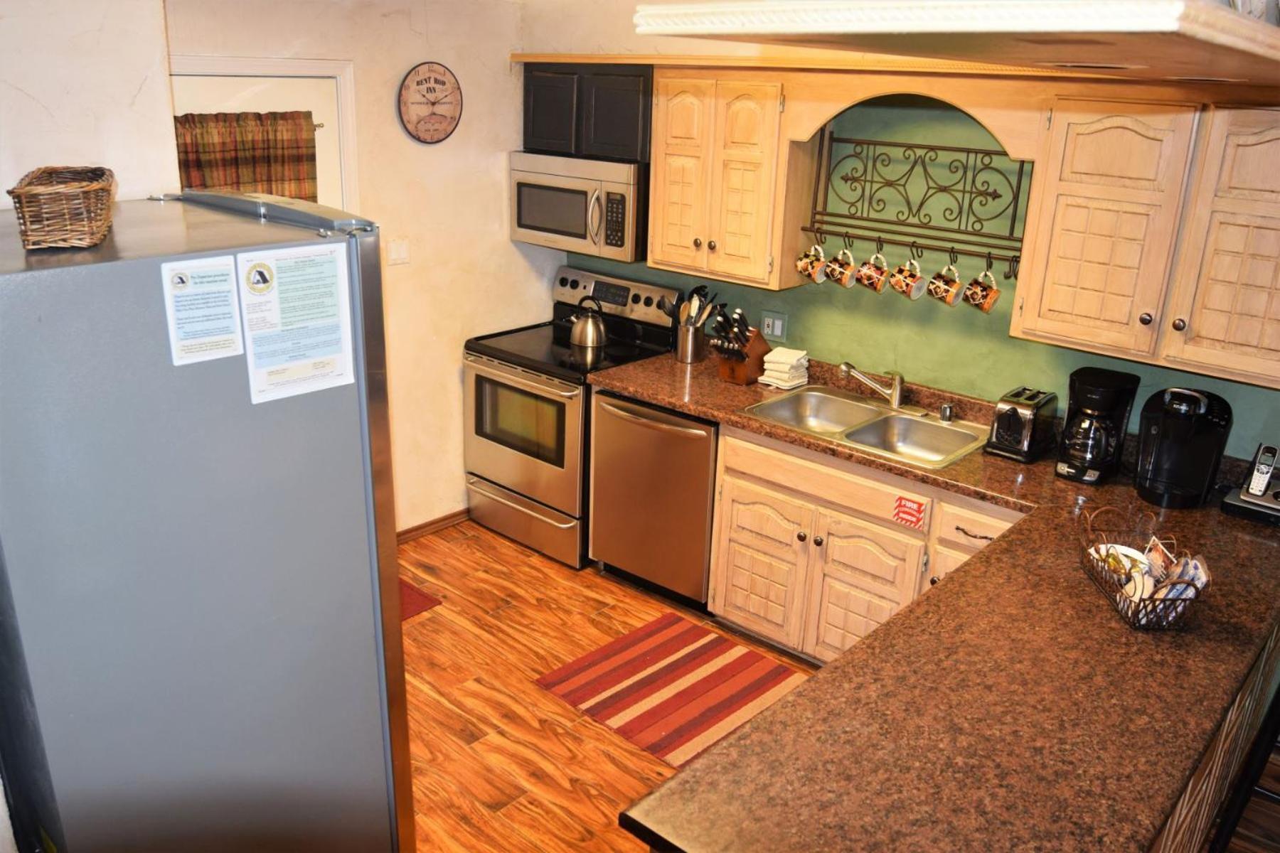 Claim Jumper Townhouse 16 - On The River - Across From The Fishing Ponds - In Town - Near The Ski Area - Fireplace - Wifi - Sate Red River Eksteriør billede